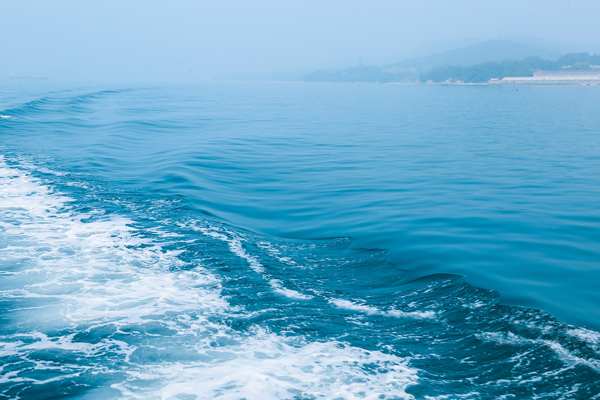 你問我想要去何方，我指著大海的方向